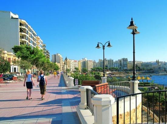 Saint Julian's Modern Apartment Steps To St George'S Bay מראה חיצוני תמונה